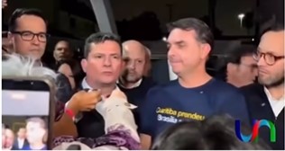 Flávio Bolsonaro é cobrado por populares sobre contas de Daniel Vorcaro durante entrevista