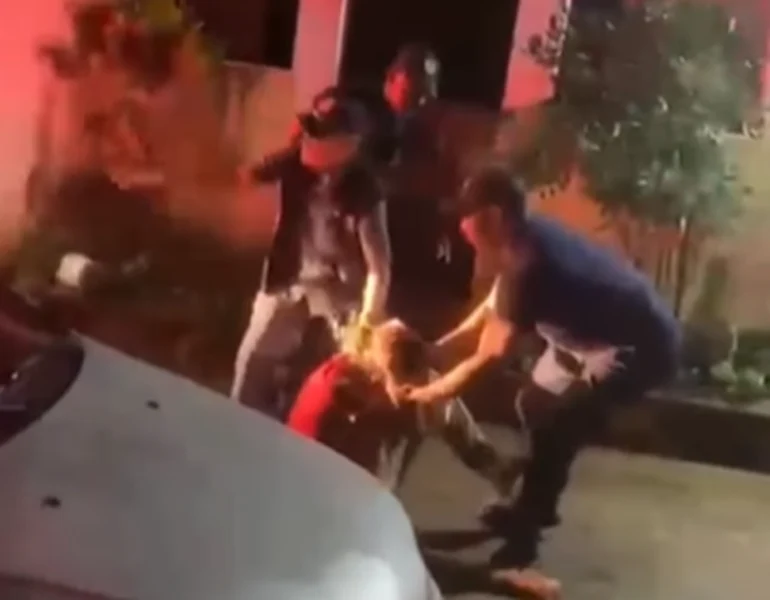 Quatro guardas são afastados após vídeo mostrar homem sendo chutado e golpeado com cassetete