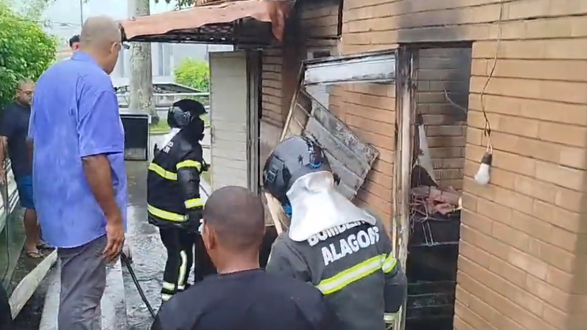 Susto no Centro: Incêndio destrói quiosque na Praça da Matriz em, AL