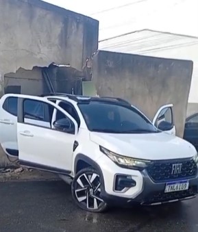 Suspeitos batem carro furtado em muro e fogem por mata em Maceió