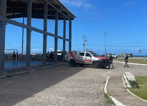 Tiros em quadra de esportes deixam dois homens feridos na orla de Maceió