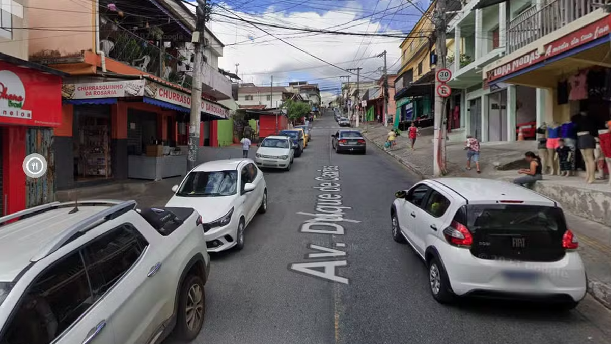 Mãe deixa bebê trancada em carro para ir a baile funk e acaba presa