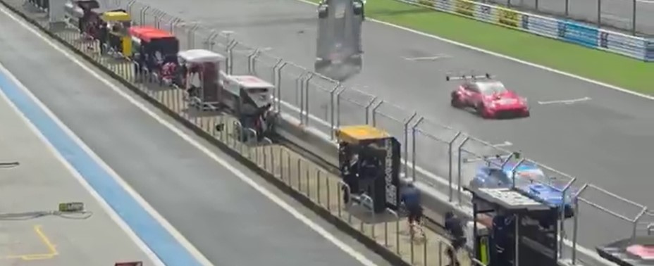 Piloto brasileiro Igor Fraga sofre grave acidente em etapa do SuperGT