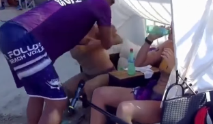Treinador brasileiro agarra atletas pelo braço durante partida na Itália