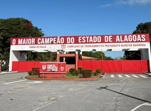“Maior campeão de AL”: CRB instala fachada após alcançar 45 taças estaduais