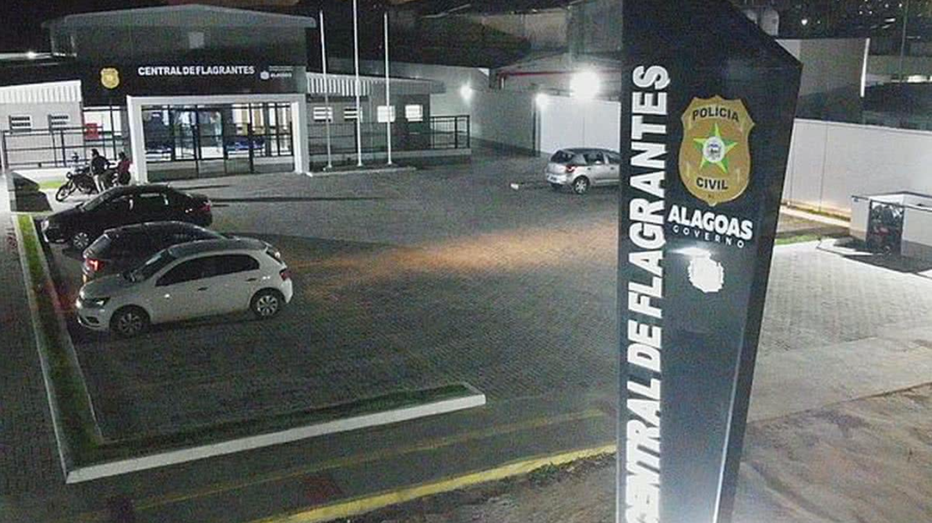 Suspeito de homicídios é flagrado com revólver na janela e acaba preso