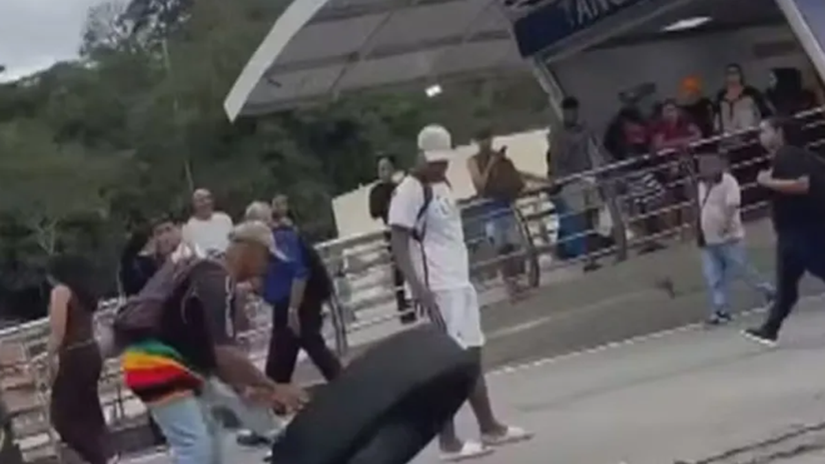 Roda de ônibus do BRT se solta e mata mulher no Rio de Janeiro