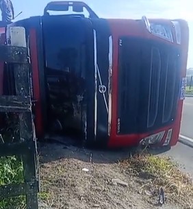 Caminhão com gado tomba em Olho d’Água Grande após evitar colisão