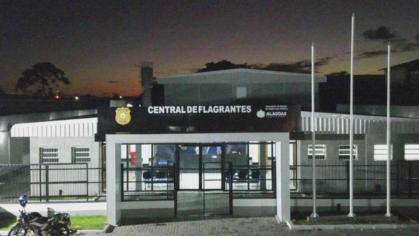 Homem é preso suspeito de coagir a própria mãe de 82 anos em Maceió