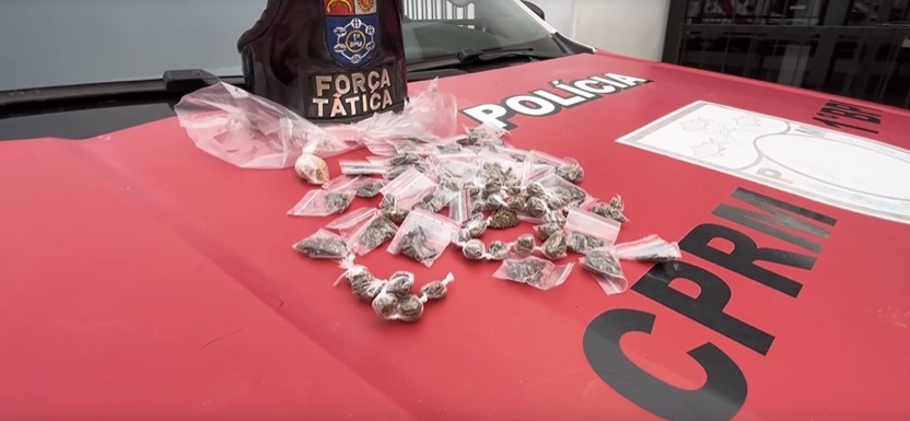 Homem tenta esconder drogas embaixo de mesa e é preso em Maceió