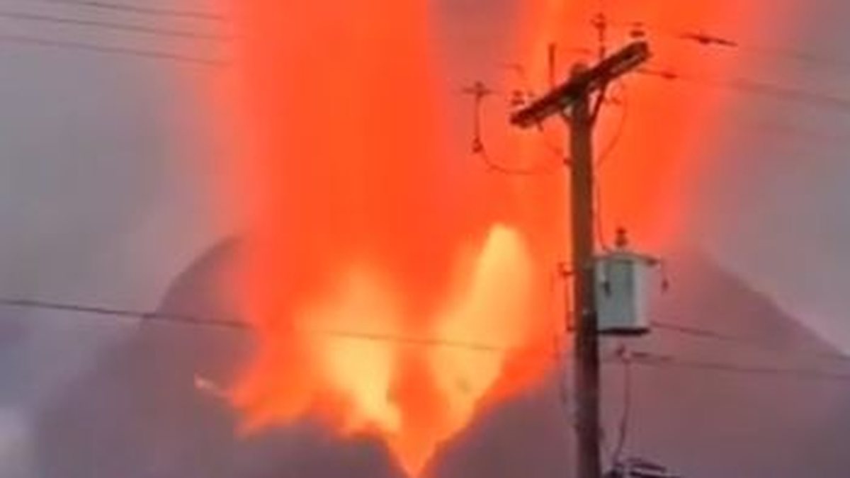 Erupção do Anak Krakatau suspende voos em aeroportos da Indonésia