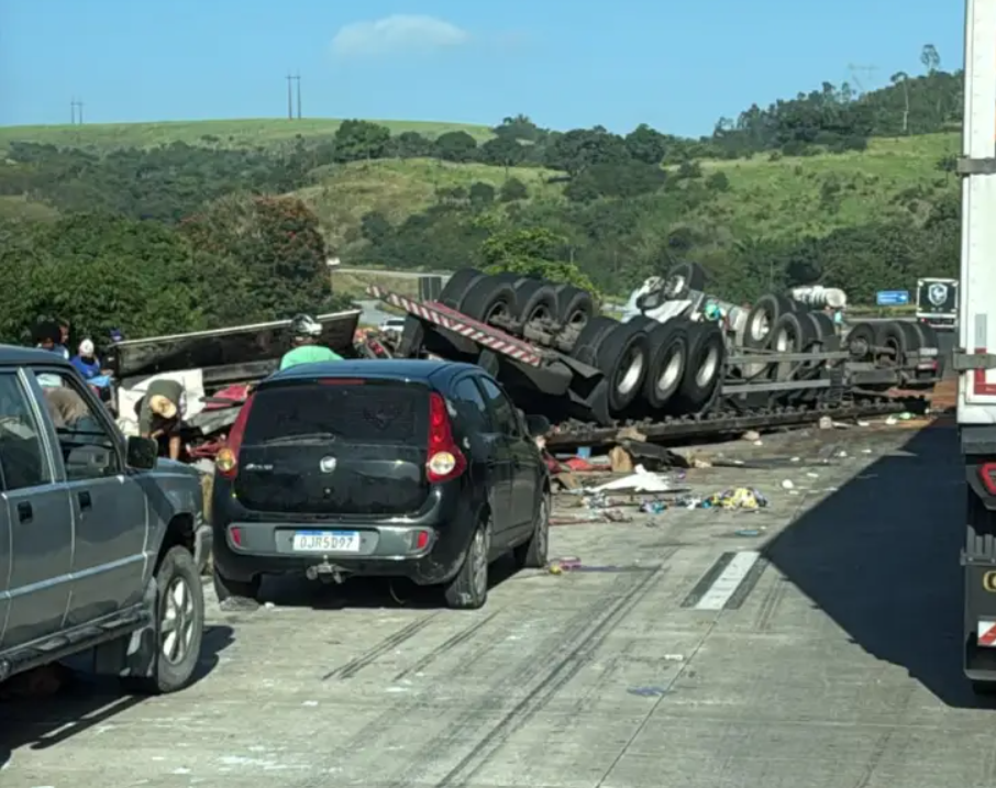 Carreta com material de limpeza capota e restringe trânsito na BR-101