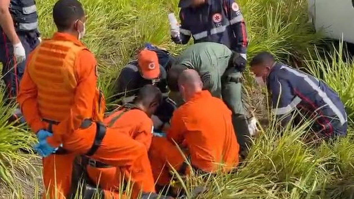 Motorista é resgatado de helicóptero após capotamento em Messias
