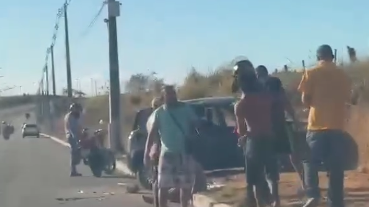 Duas pessoas ficam feridas após carro sair da pista na Rota do Mar