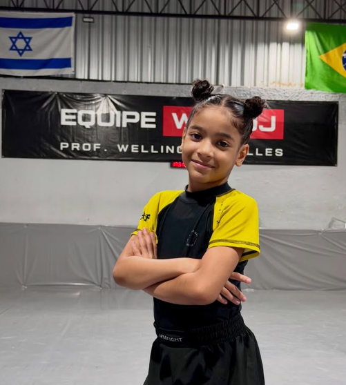 Aos 7 anos, Joaninha já soma títulos no jiu-jitsu e viraliza após homenagem em voo
