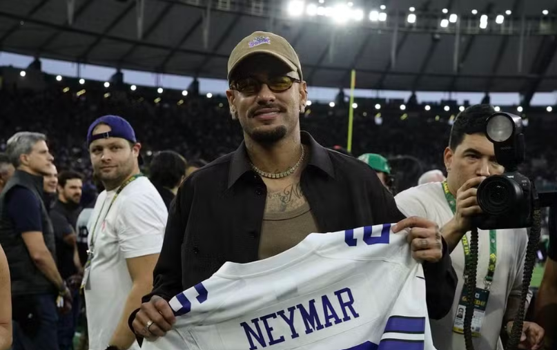 Neymar declara torcida pelo Flamengo durante jogo da NFL no Rio