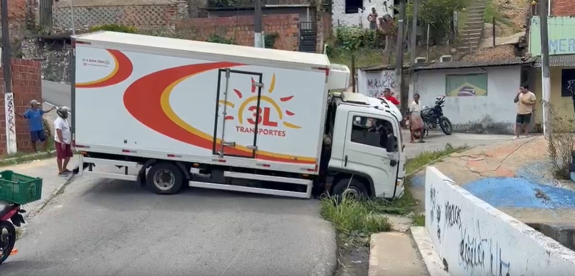 Caminhão cai em vala e bloqueia trânsito na Ladeira da Moenda, em Maceió