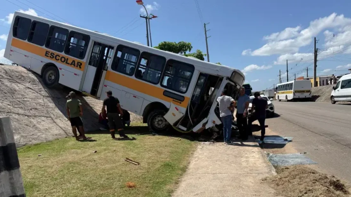 Ônibus escolar despenca de ribanceira na AL-215 em Marechal Deodoro