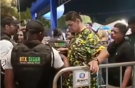 Eleitores relatam proibição de adesivos políticos em evento de João Gomes
