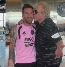 Kiko de 'Chaves' dá beijo em Messi e realiza sonho ao conhecer o jogador