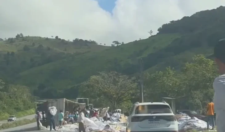 Carreta carregada com plástico tomba na BR-101 em Flexeiras