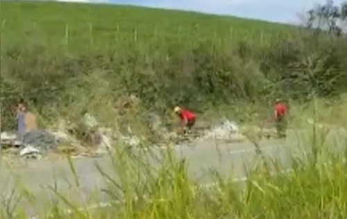 Tombamento de carreta com carga de cerâmica causa susto na BR 101