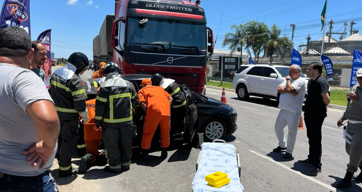 Homem fica ferido após carro colidir com carreta na AL-220