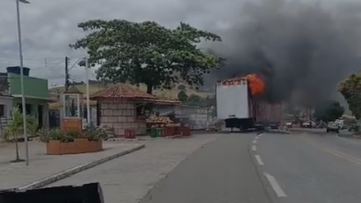 Carreta pega fogo e paralisa a BR-316 em Maribondo; saiba mais