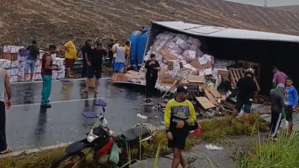 Carreta tomba e carga de frutas é saqueada na BR-101, em Alagoas