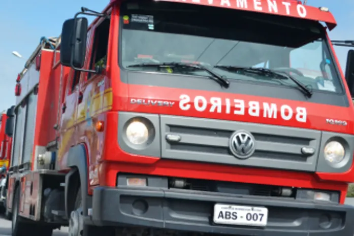 Carreta sai da pista e tomba em ribanceira na BR-101, em Pilar