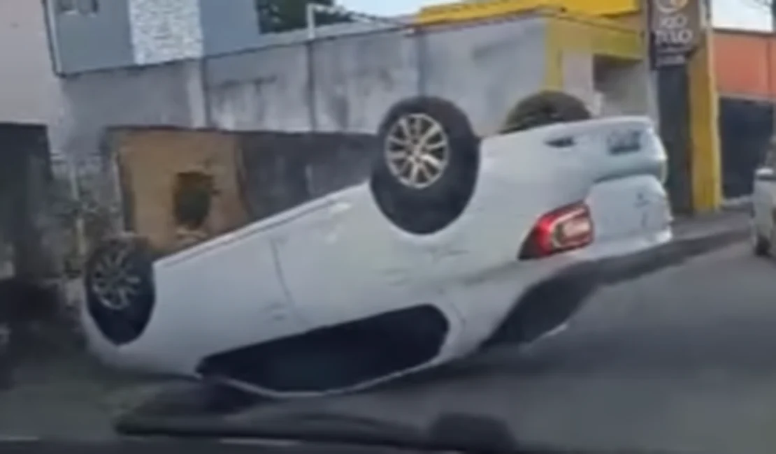 Carro capota na Rua João Ramalho, em Penedo