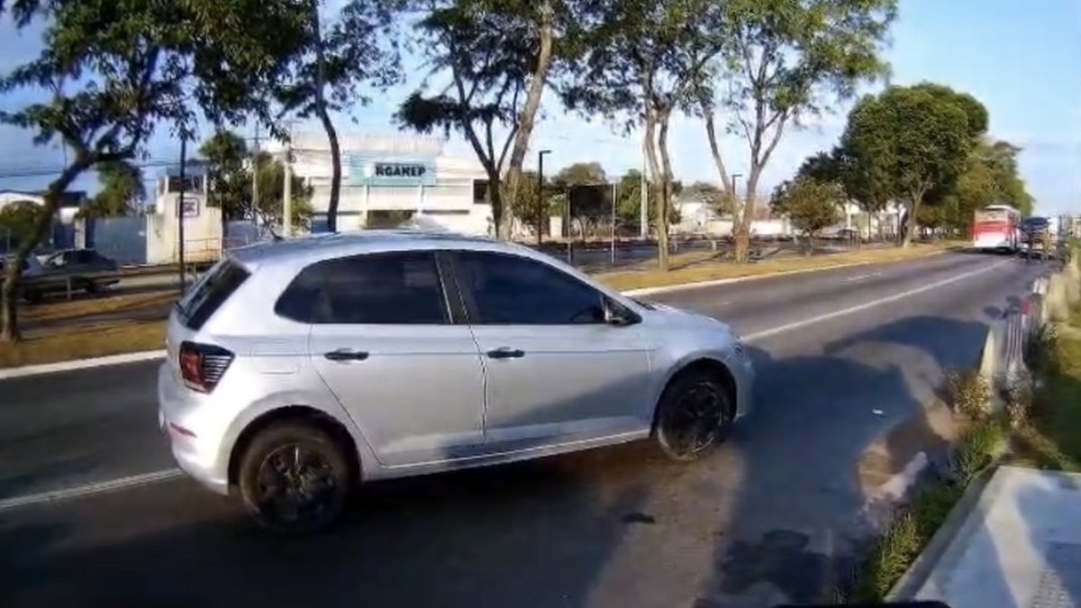 Motorista é preso após ser flagrado dormindo bêbado dentro de carro em Maceió