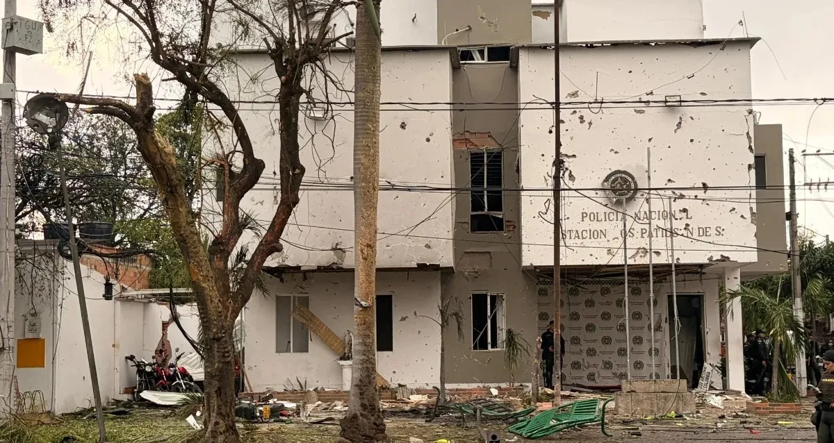 Carro-bomba explode em delegacia e deixa 1 morto e 15 feridos na Colômbia