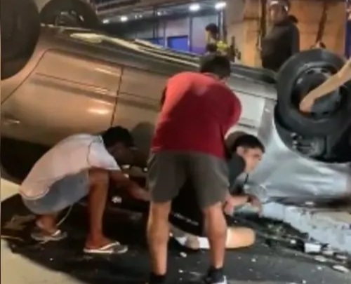 Carro capota e assusta motoristas na Durval de Góes Monteiro, em Maceió