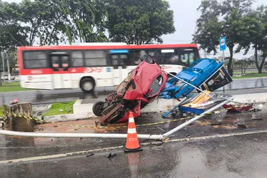 Carro derruba poste e destrói ponto de ônibus em avenida de Maceió