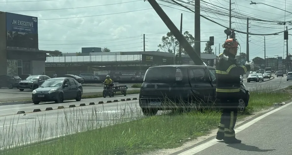 Carro de passeio derruba fio de alta tensão após atingir poste na Avenida Menino Marcelo, em Maceió
