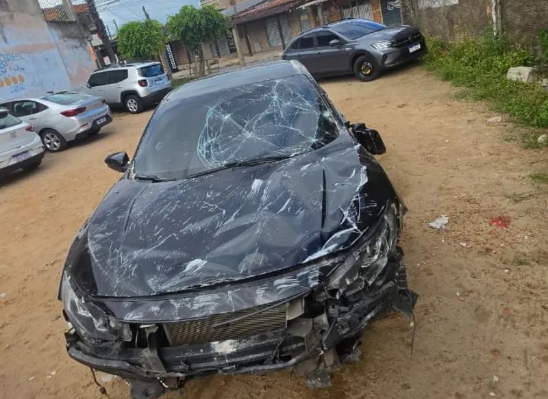 Carro derruba muro de condomínio e ocupantes fogem após a colisão