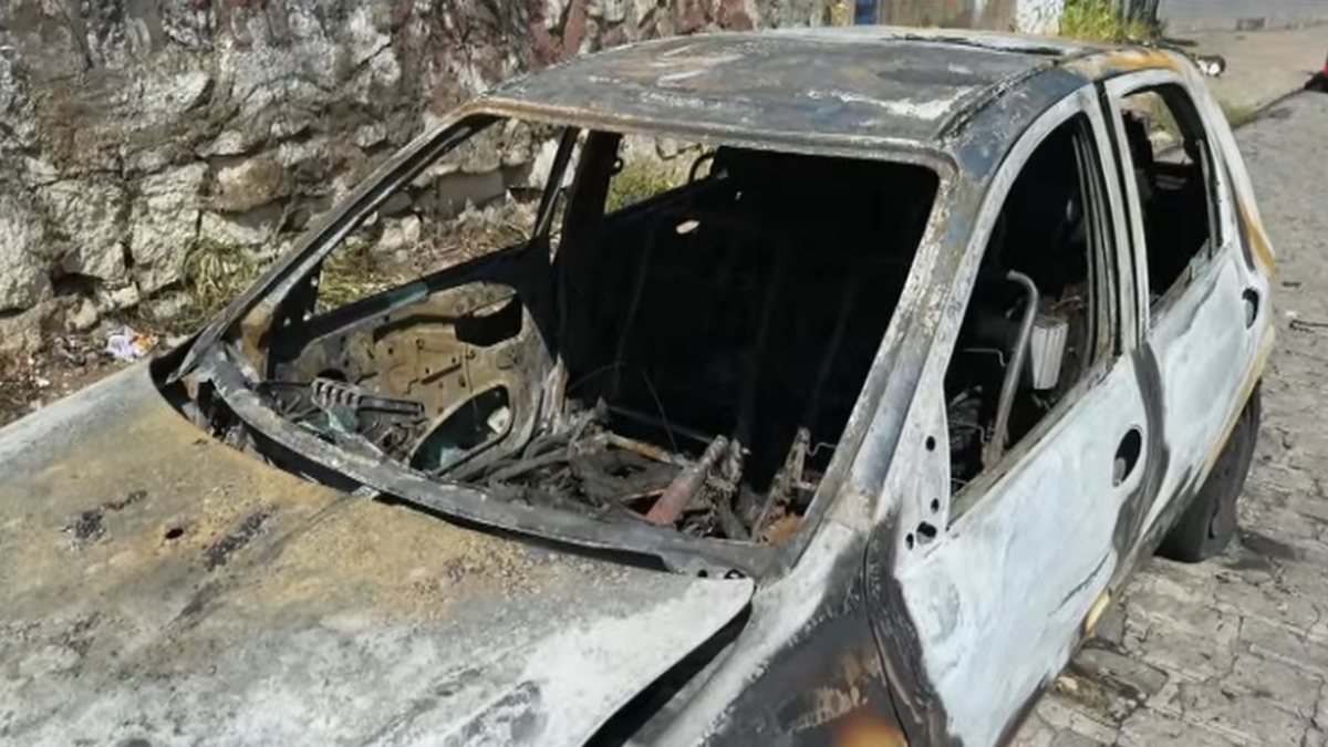 Carro fica destruído após pegar fogo na ladeira entre Jacintinho e Mangabeiras