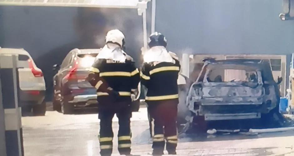 Carro elétrico de luxo pega fogo dentro de concessionária em Maceió