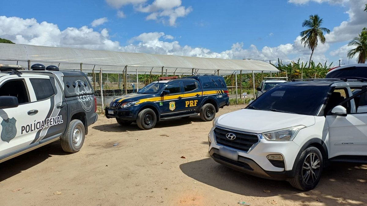 PRF prende dupla tentando entrar com carro roubado em presídio de Maceió