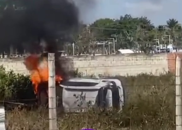 Carro capota e pega fogo na AL-220, em Arapiraca