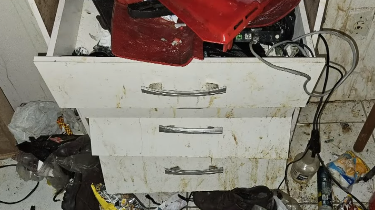Filho é preso após ostentar luxo e deixar mãe idosa sem luz e na miséria em Maceió
