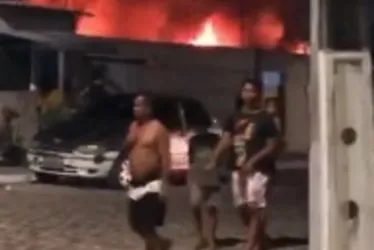 Casa repleta de entulho pega fogo e causa pânico no Benedito Bentes