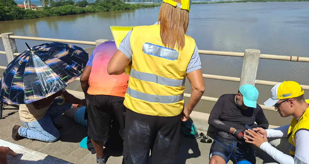 Pai corria com filha para a UPA quando atropelou casal de ciclistas em ponte, em AL