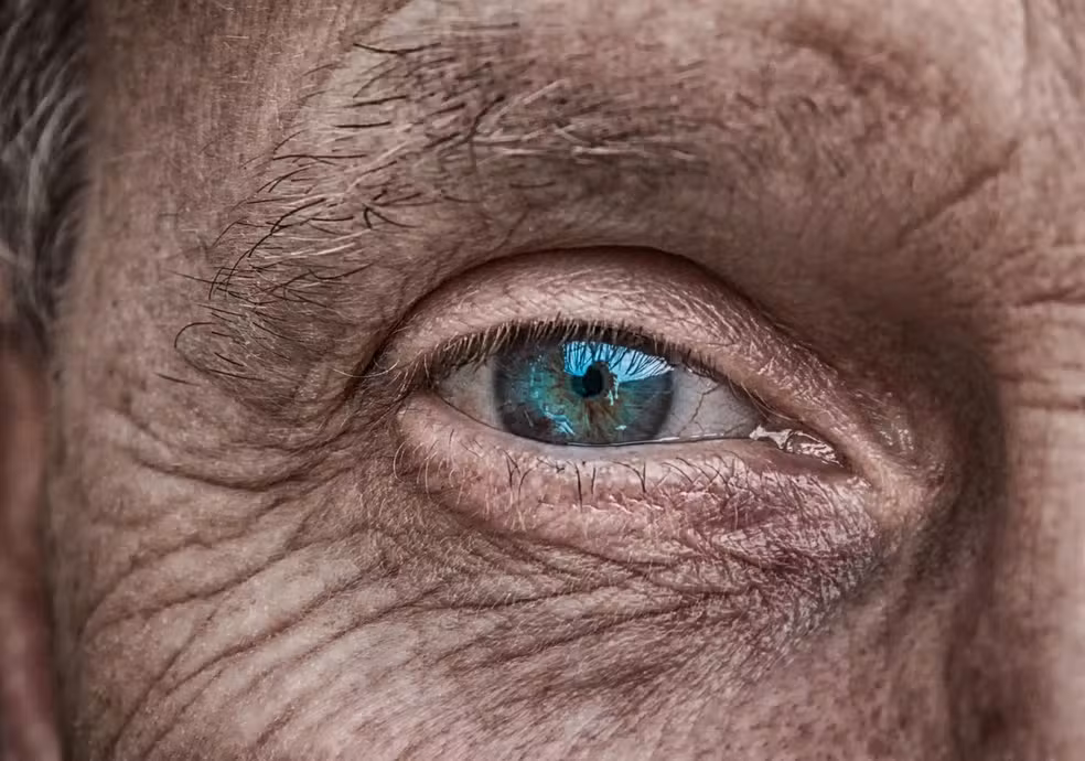 Estudos indicam que é seguro fazer cirurgia de catarata em ambos os olhos no mesmo dia