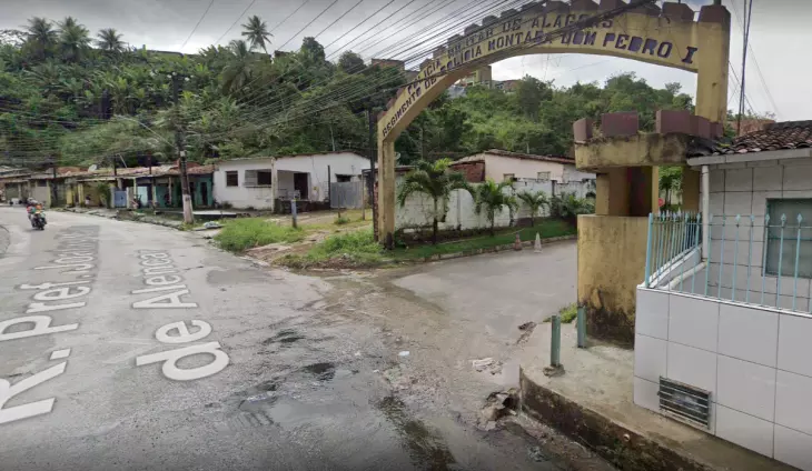 Homem é achado morto com tiros na nuca em terreno próximo à Cavalaria, em Maceió