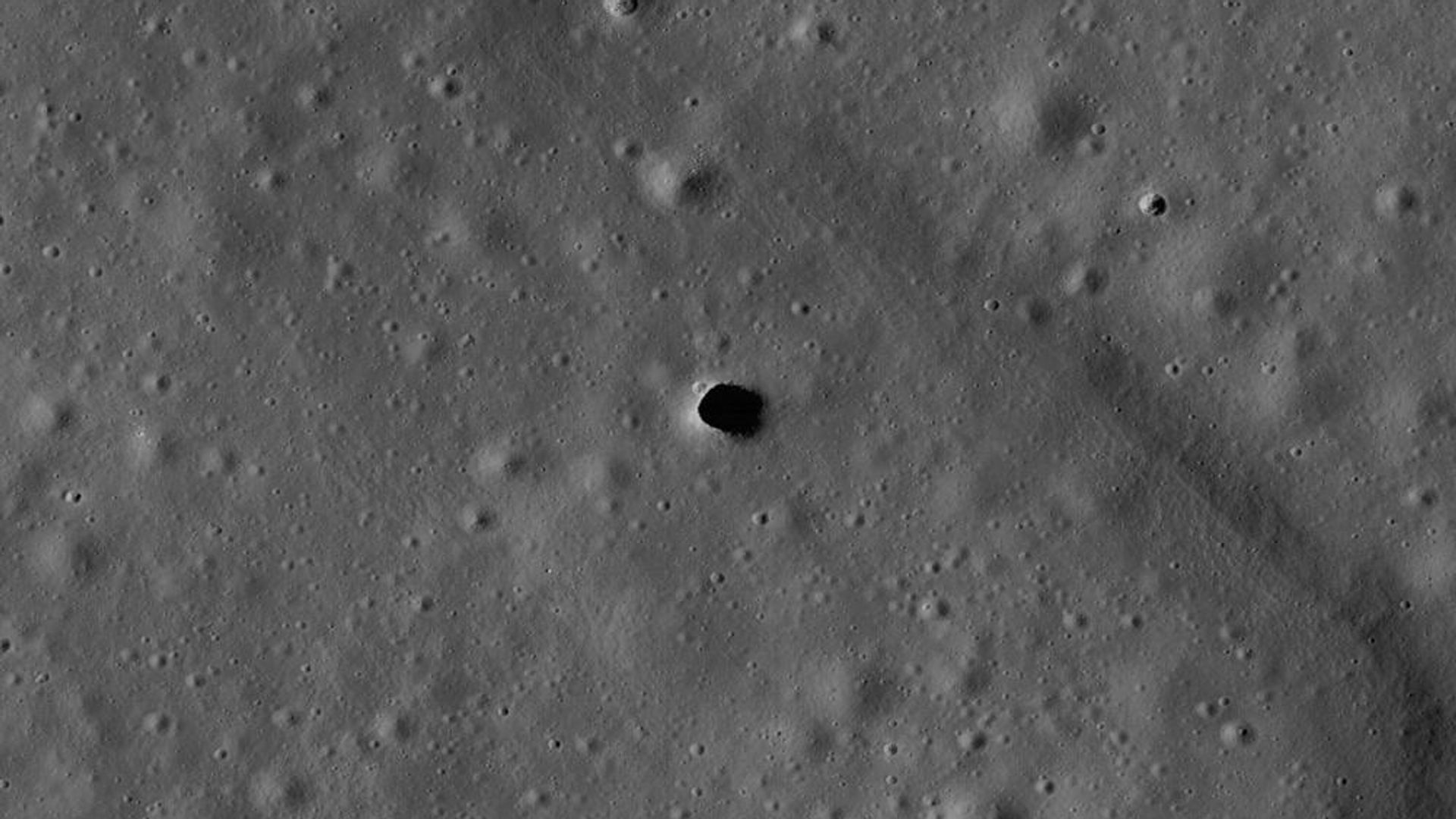Nasa vai investigar caverna gigante na Lua para abrigar futuras missões