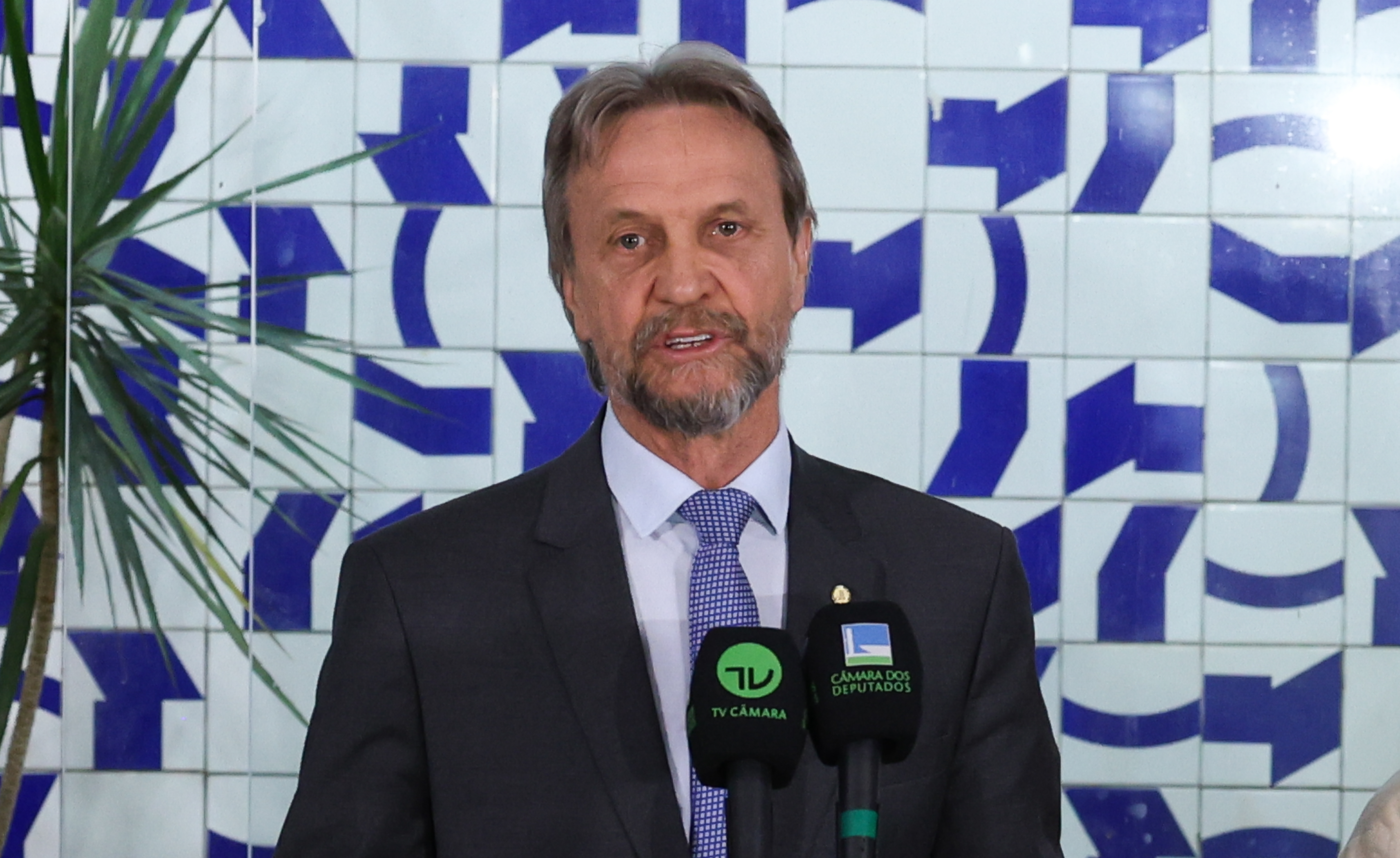 Líder do PT passa mal durante reunião e Câmara adia votações