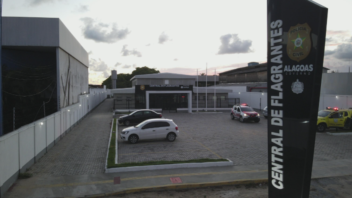 Três crianças são encontradas sozinhas em casa com drogas em Maceió