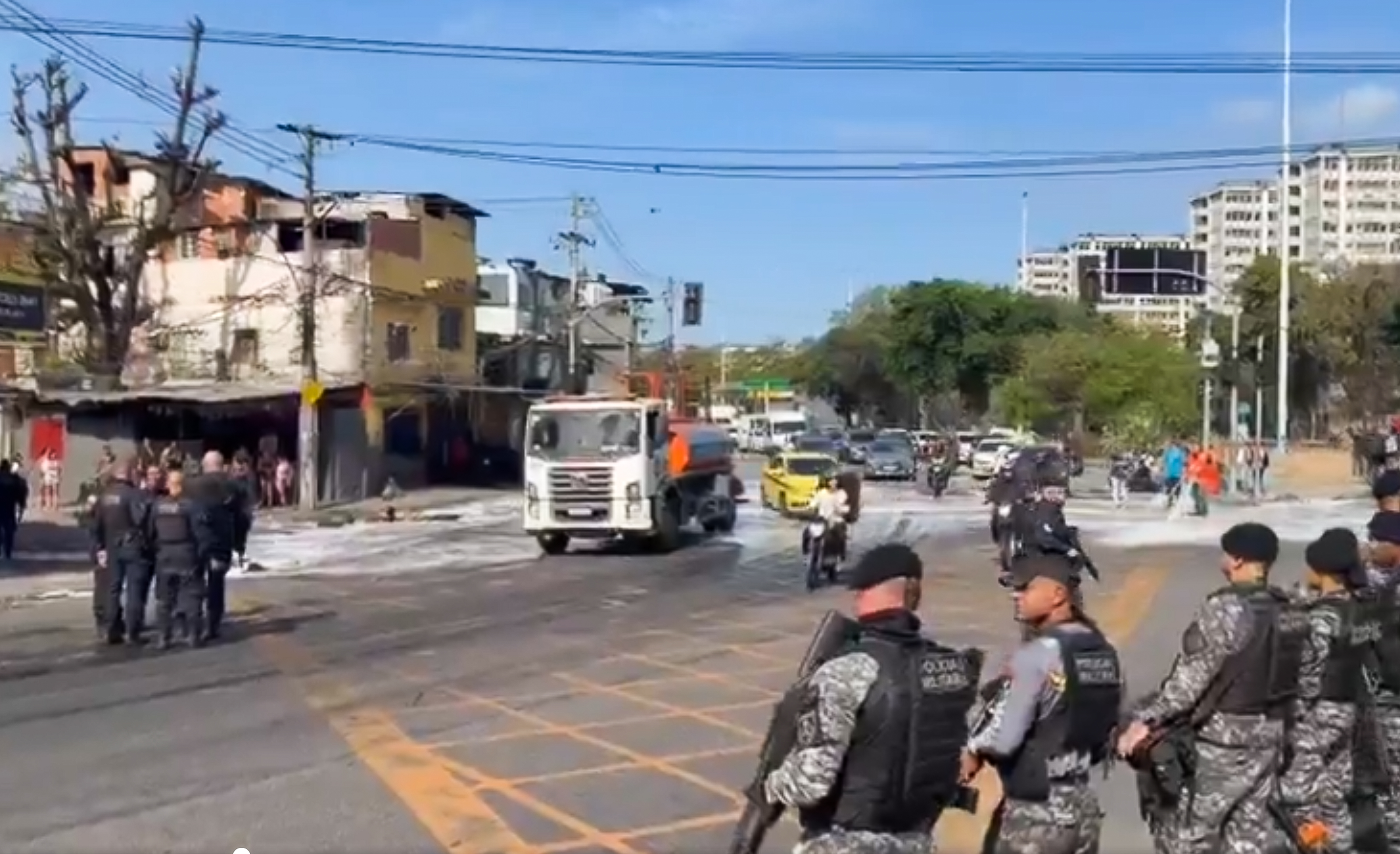 Manifestação contra operação policial bloqueia vias e causa caos no trânsito